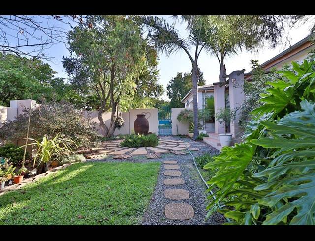 6 BEDROOM FREEHOLD FOR SALE IN SONSTRAAL